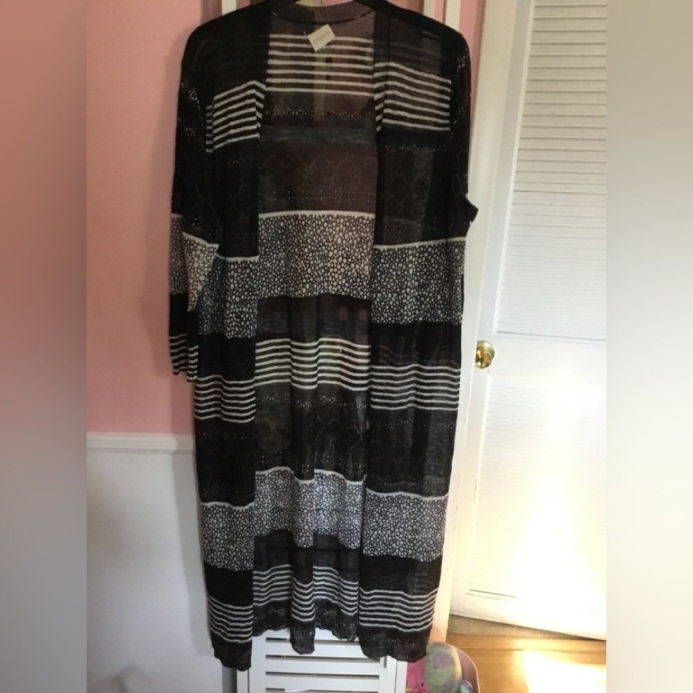 Chico’s Sheer black and white print cardigan size tag missing appx leg